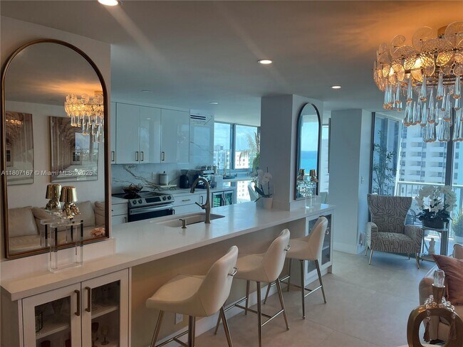 Building Photo - 2655 Collins Ave
