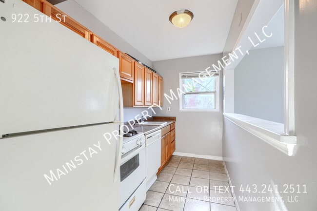 Building Photo - 922 5th St