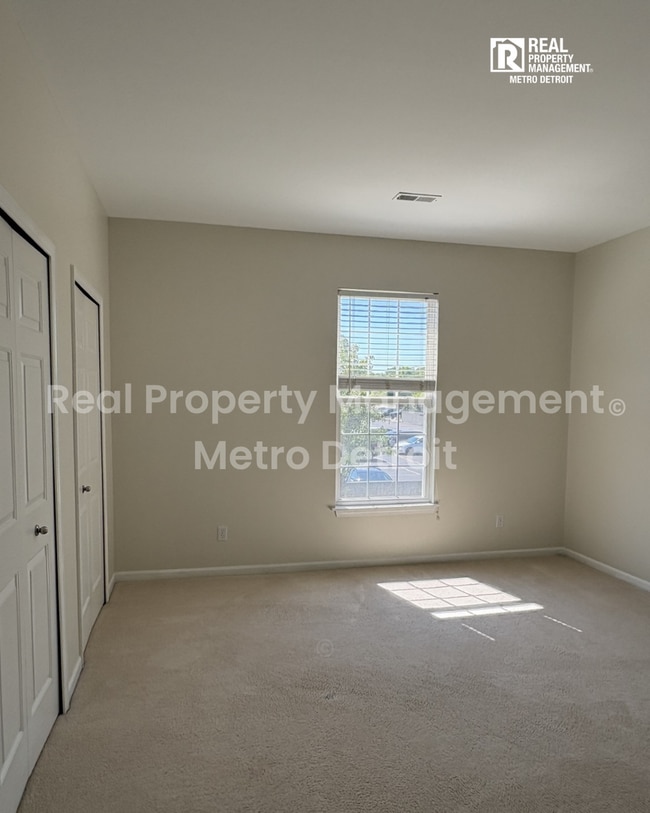 Building Photo - CONVENIENT CONDO RETREAT