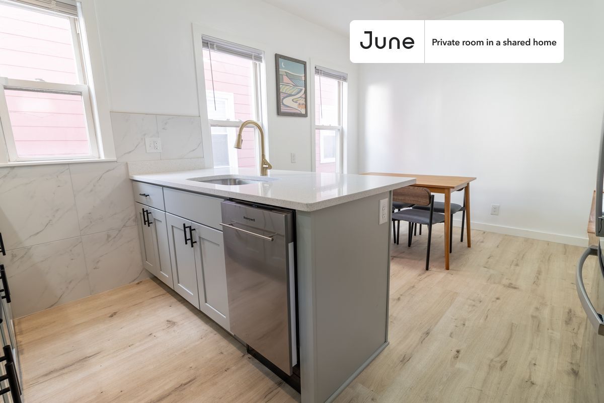 Building Photo - Room in Shared 4 bed/1 bath home in JFK/UMass