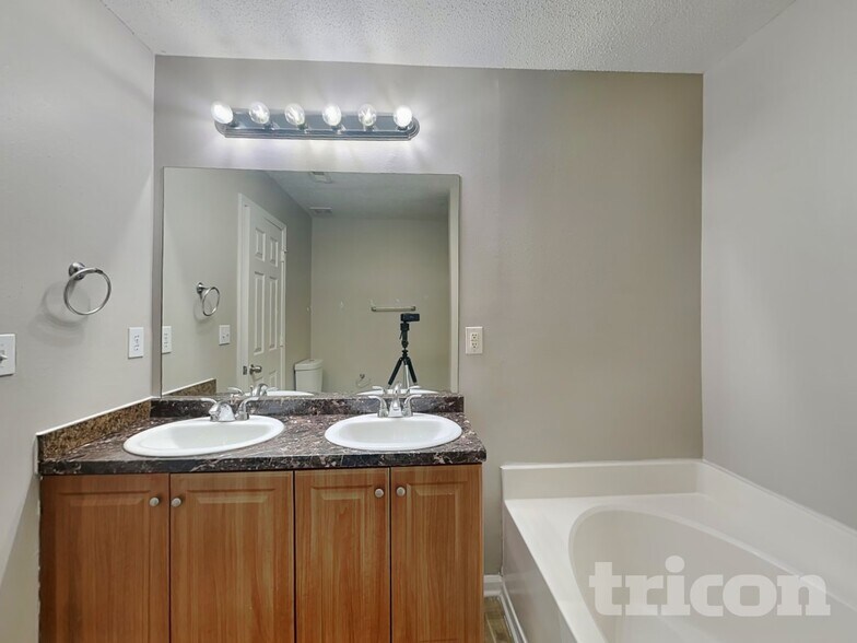 Building Photo - 2000 Farm Hill Ct