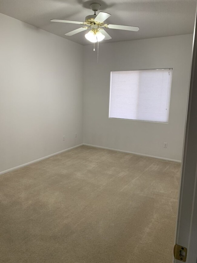 Building Photo - Wonderful lower level 2 bedroom, 2 bathroo...