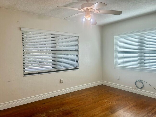 Building Photo - 410 NE 15th Ct