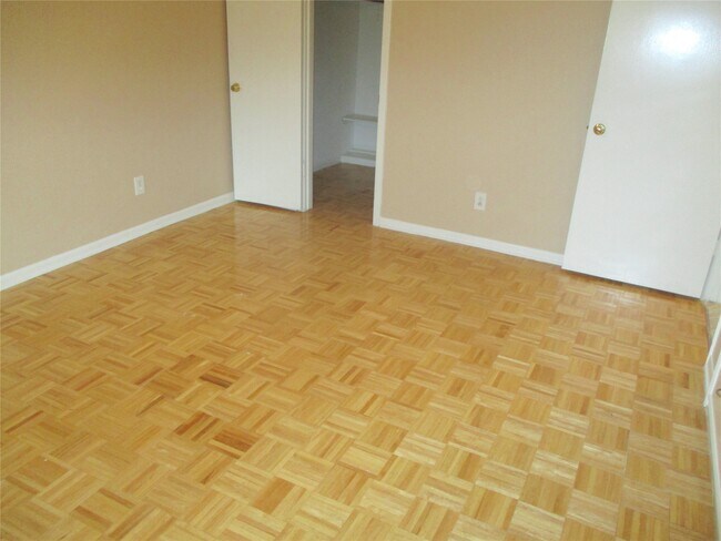 Building Photo - 10122 Shadow Wood Dr