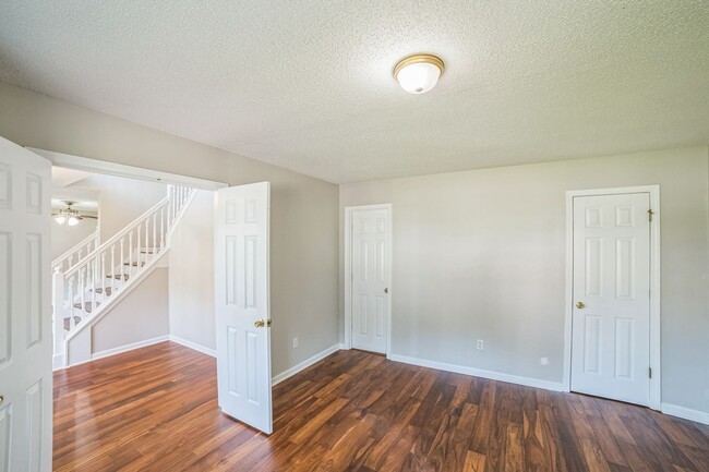 Building Photo - Spacious 5BR House in Fairburn