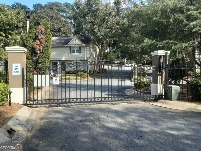 Building Photo - 6900 Roswell Rd