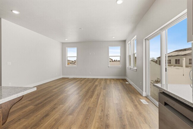 Building Photo - SUGAR CITY TWIN HOME 3 BED 2 FULL BATH - FENCED YARD WITH EX-LARGE 2 STALL GARAGE