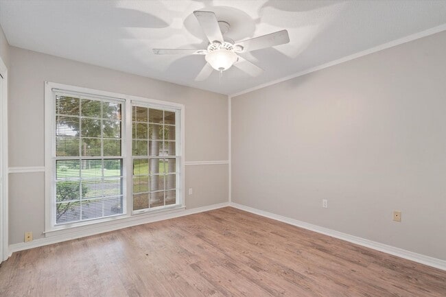 Building Photo - GREAT LOCATION AND MOVE IN READY