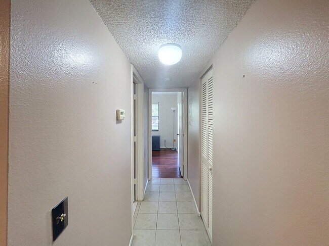 Building Photo - 217 Woodlake Wynde