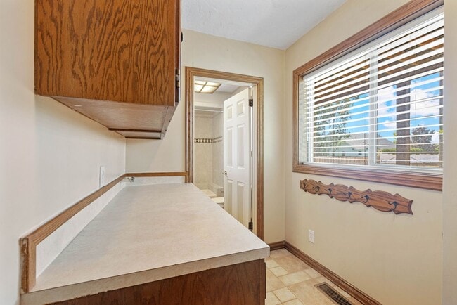 Building Photo - 4 BED 2.5 BATH HOME IN REXBURG