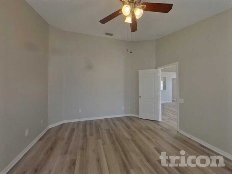 Building Photo - 217 Lakeway Ln