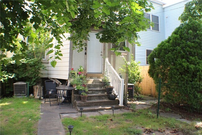 Building Photo - 124 3rd St