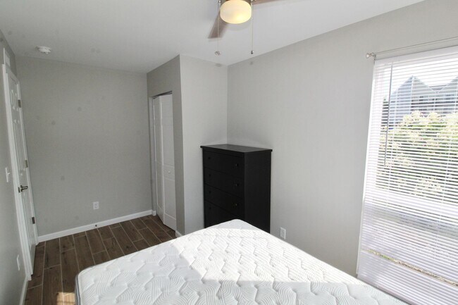 Building Photo - 1360 Hunters Rd