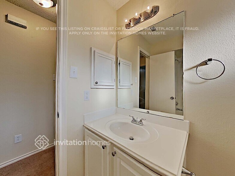 Building Photo - 1001 Ridgecrest Dr