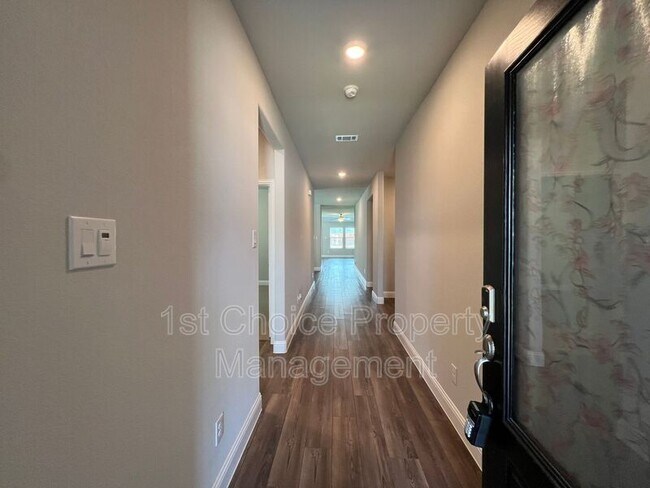 Building Photo - 2101 Sun Star Dr