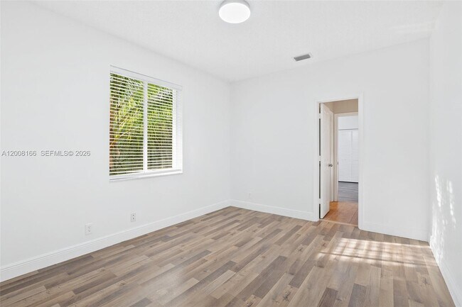 Building Photo - 646 Heritage Dr