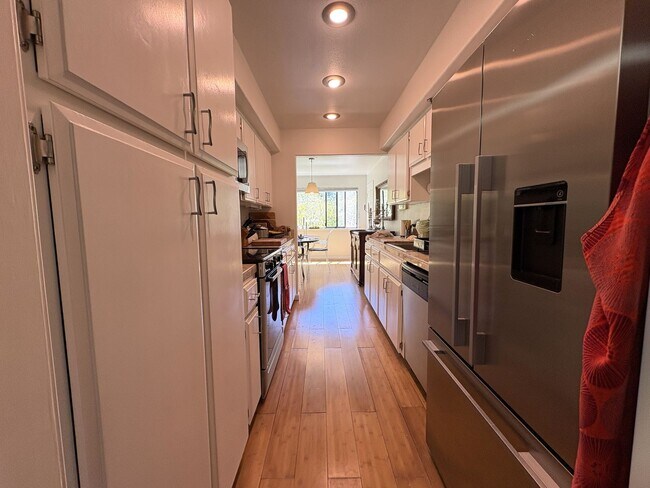 Building Photo - Beautiful 2-Bedroom Corner Condo in Downtown Palo Alto