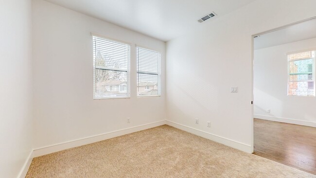 Building Photo - 1 bedroom Granny unit! (Above Garage) with...