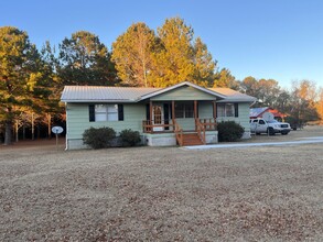 Building Photo - 3 bedroom, 2 bath bungalow on huge lot. Co...