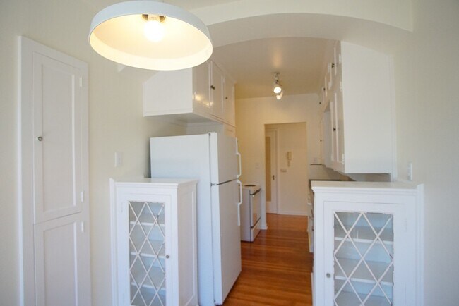 Building Photo - Fabulous 1Bdr on Mississippi Ready Late No...