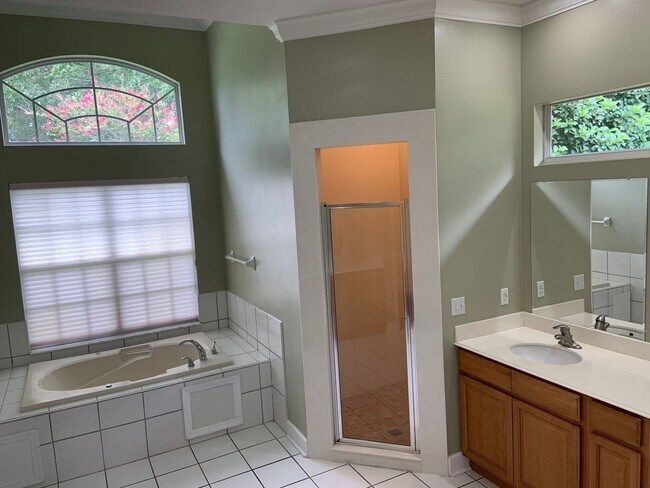 Building Photo - 2600 Crescent Lake Ct