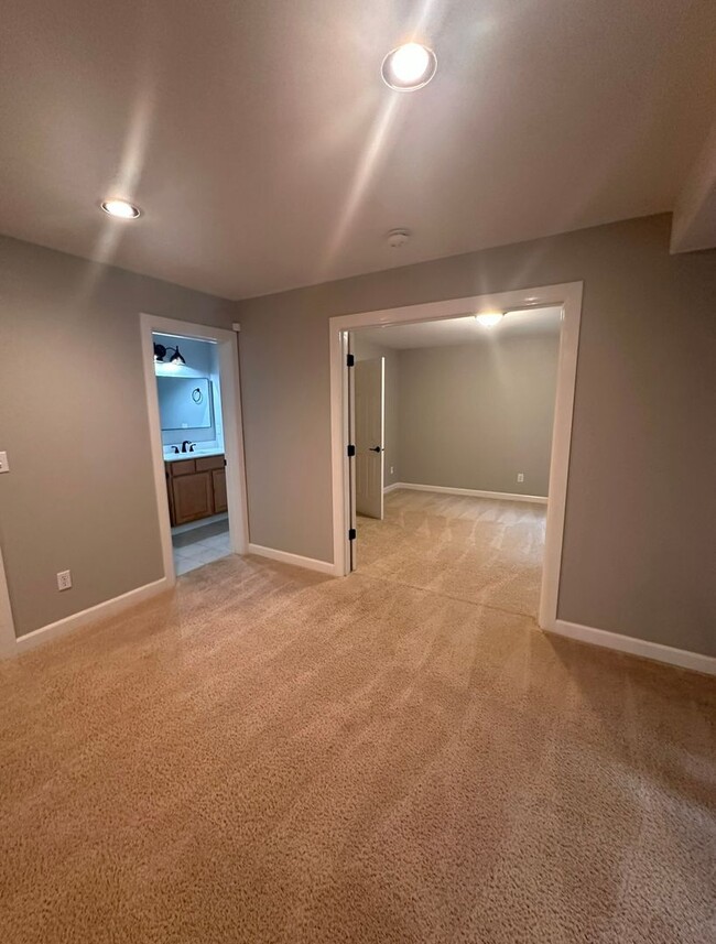 Building Photo - Stunning 3 level home with beautiful views