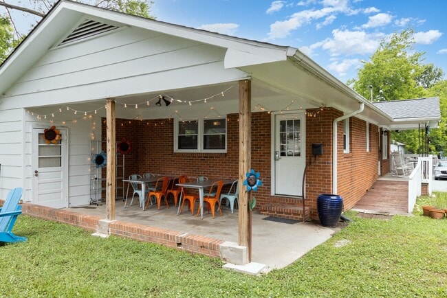 Building Photo - 205 Sunset Dr