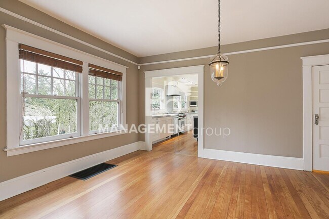 Building Photo - Stunning Historic Bungalow Just Minutes From City Center!