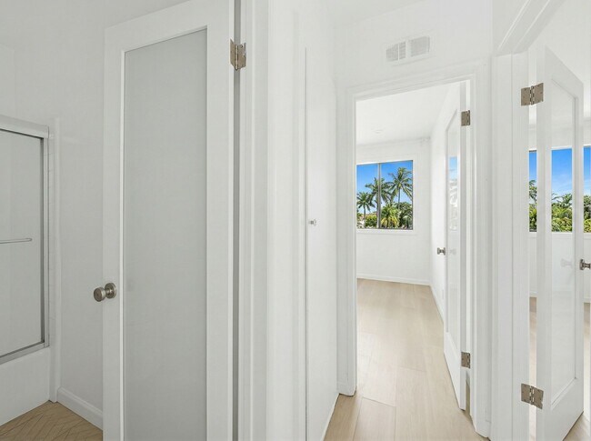 Building Photo - 337 Rexford Dr