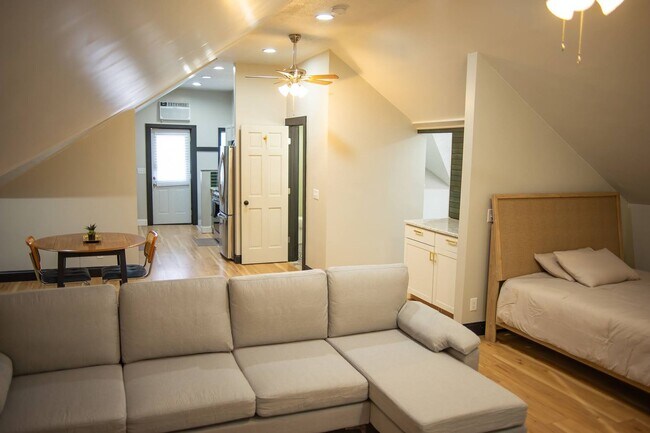 Building Photo - 4174 Cass St