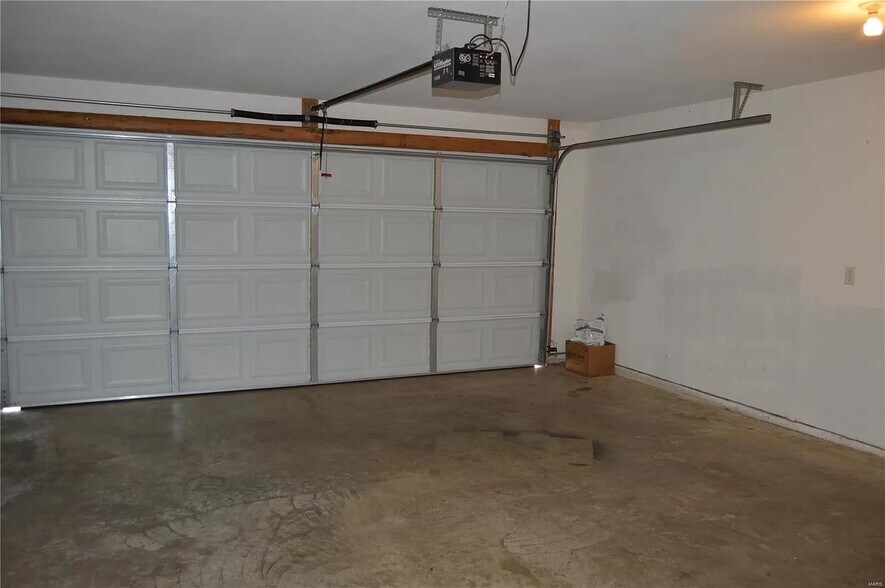 Garage - 24110 Tanglewood Rd