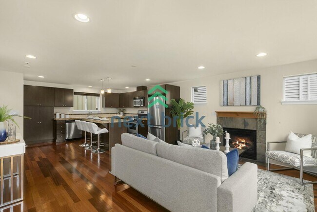 Building Photo - 2 BED 2 BATH TOWNHOME FOR RENT