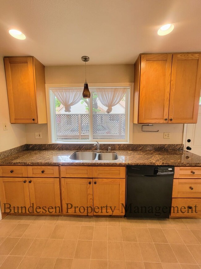 Building Photo - Charming 2 bedroom with vintage appeal