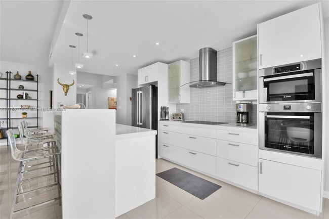 Building Photo - 9225 Collins Ave