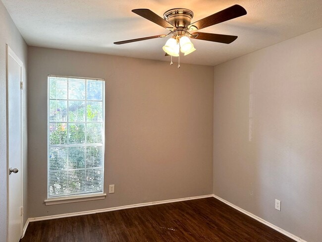 Building Photo - 3 Bedroom / 2 Bath / 2 Car Garage in Quiet...