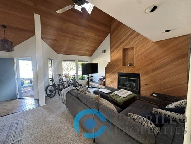 Building Photo - 2620 Deerpark Dr