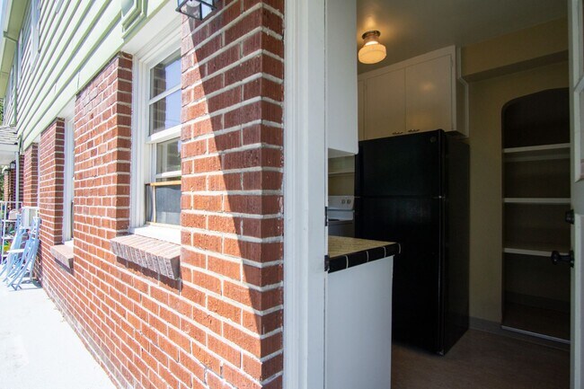 Building Photo - In the Heart of NW-Mid-Century 2Bdr Lives ...