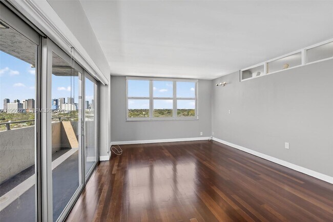 Building Photo - 1625 SE 10th Ave