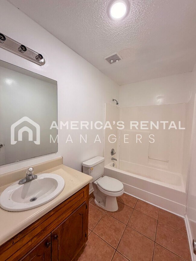 Building Photo - Modern 3BR/2BA – Easy Commute to Downtown!