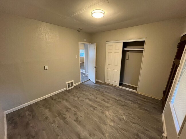 Building Photo - Renovated 3 bedroom 1 Bath with Detached G...