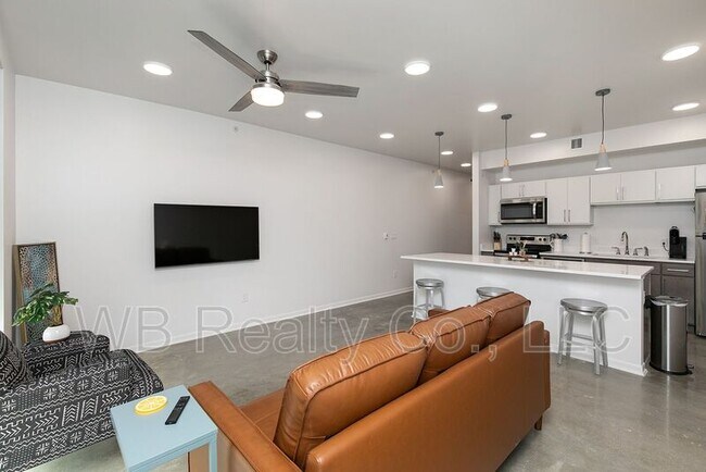 Building Photo - 315 5th St