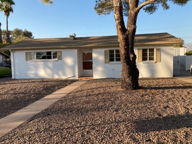Building Photo - Central 3 Bedroom