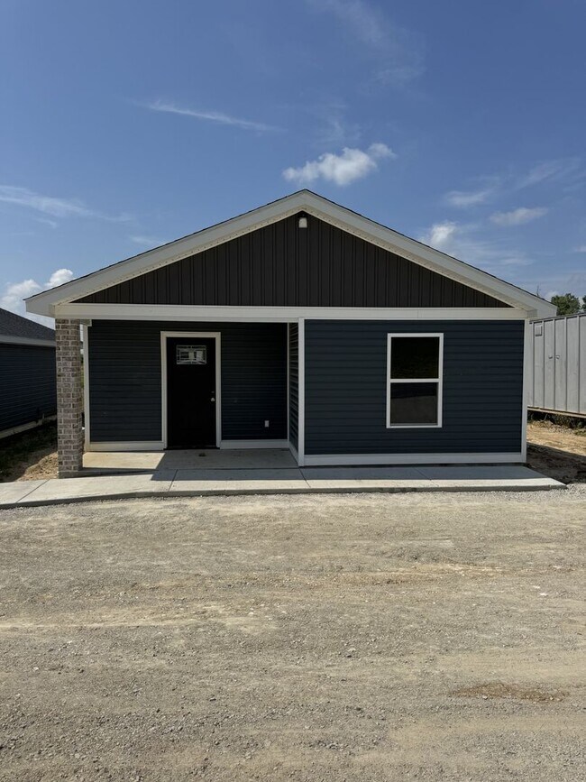 Building Photo - 3 Bedroom, 1.5 Bath Duplex