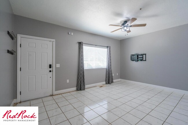 Building Photo - Lovely 2 Bedroom Condo. Pet Friendly!