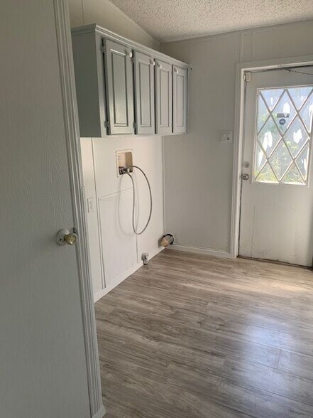Building Photo - 305 Saturn Dr