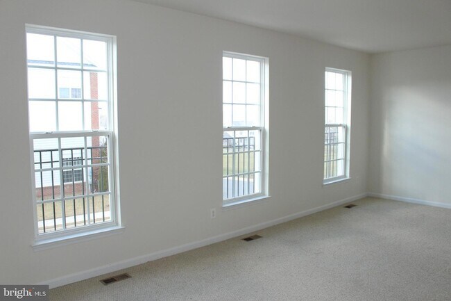 Building Photo - 13570 Village Green Dr