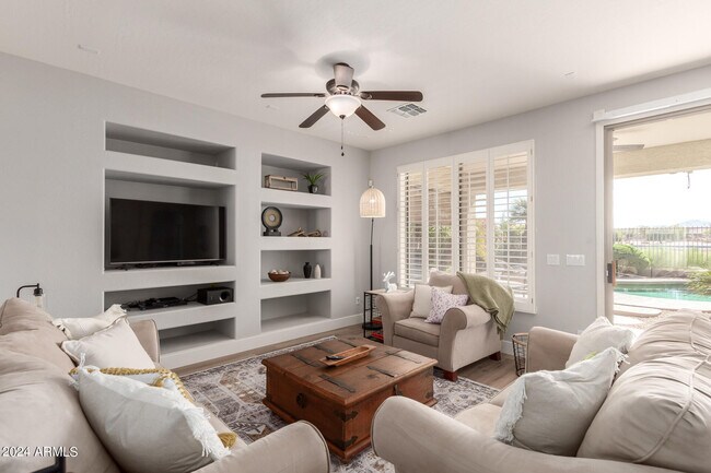 Building Photo - 3725 E Meadowview Dr