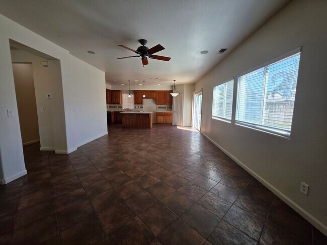 Building Photo - 3 bedroom with an extra office/den space in Modesto!