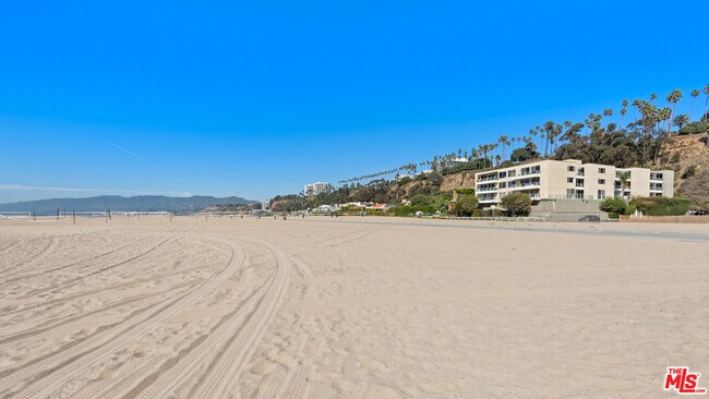 Building Photo - 723 Palisades Beach Rd