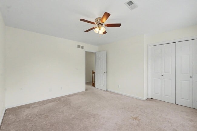 Building Photo - 6 Bedroom home with Fenced Yard - Available 07/01/2026